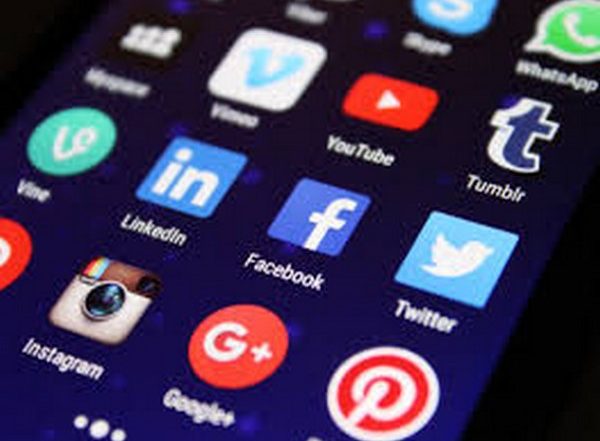 World News | Pakistan Cracks Down on Civil Servants' Free Speech