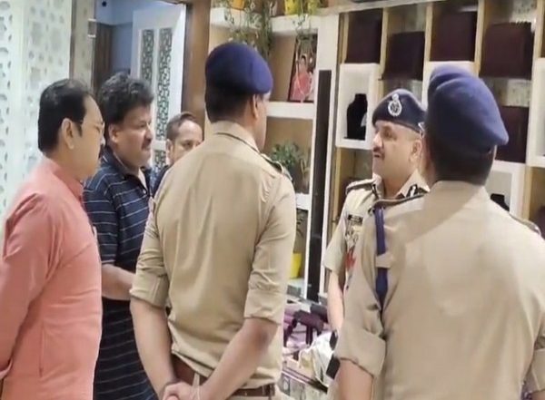 Haridwar Jewellery Store Robbery: Shri Balaji Jewelers Robbed of INR 5 Crore, Probe Underway (Watch Videos)