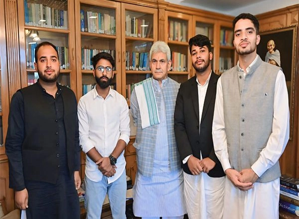 India News | Kashmir University Students Request Reinstatement of Student Union in Meeting with LG Manoj Sinha