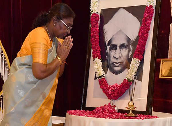 India News | President Murmu Pays Floral Tributes to Dr Sarvepalli Radhakrishnan on His Birth Anniversary