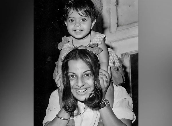 Entertainment News |  Kajol Shares Adorable Throwback Picture with Mom Tanuja on Teachers' Day