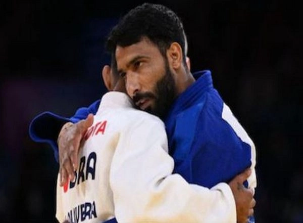 Entertainment News | Jackie Shroff Congratulates Judoka Kapil Parmar as He Scripts History at Paralympics