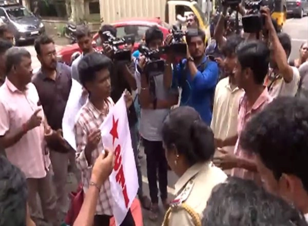 India News | Tamil Nadu: DYFI, SFI Protest Against Spiritual Awakening Classes in Chennai, Demand Strict Action