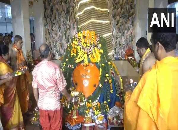 Entertainment News | Ganesh Chaturthi: Morning Aarti Performed at Nagpur's Shri Ganesh Mandir Tekdi
