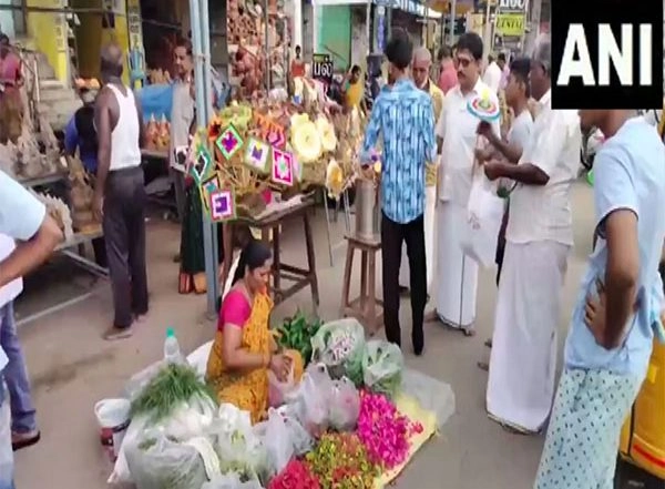 India News | Tamil Nadu: People Throng Markets on Ganesh Chaturthi