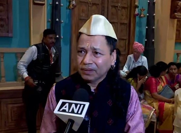 Entertainment News | Ganesh Chaturthi: Singer-composer Kailash Kher Performs Pooja at Shrimant Bhausaheb Rangari Ganpati