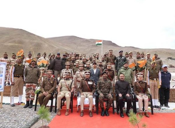 India News | DG RPF Pays Tribute to Police Bravehearts at Hot Springs Memorial, Ladakh