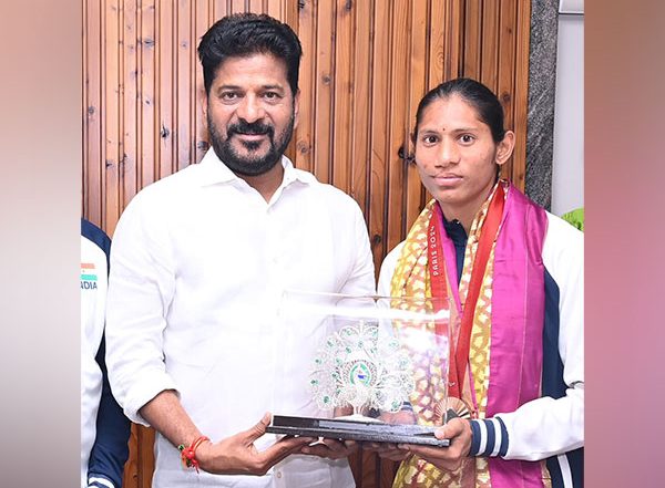 Sports News | Telangana CM Revanth Reddy Felicitates Paralympic Bronze Medalist Deepthi Jeevanji