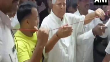 India News | RJD Chief Lalu Yadav Visits Ganpati Pandal in Patna