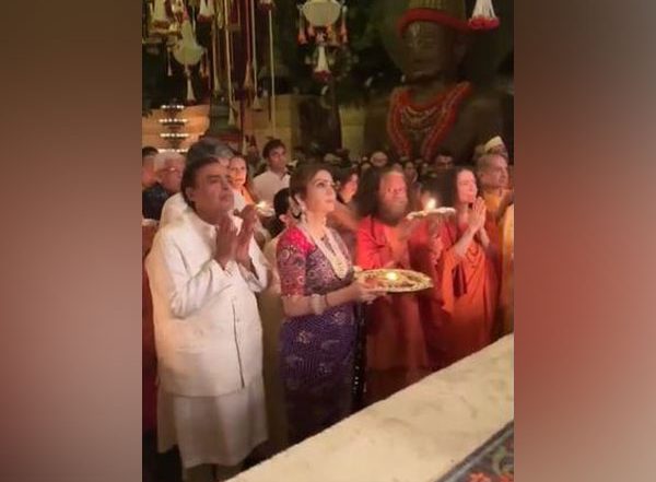 Entertainment News | Ambani Family Offer Prayers to Lord Ganpati at Their Residence