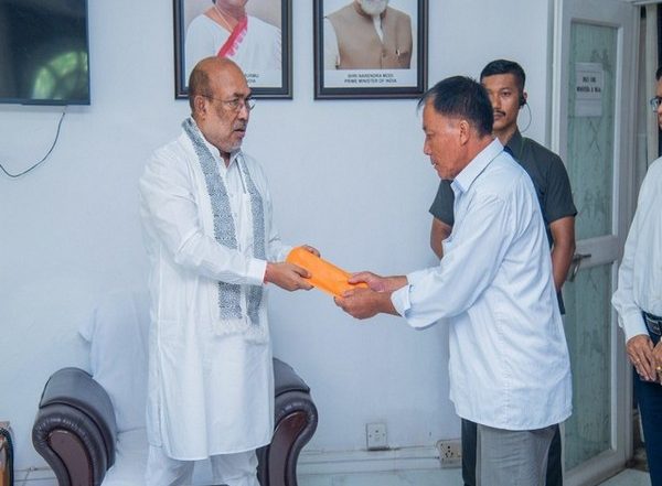 India News | Manipur CM Hands over Rs 10 Lakh Ex-gratia Amount to Kin of People Killed in Violence