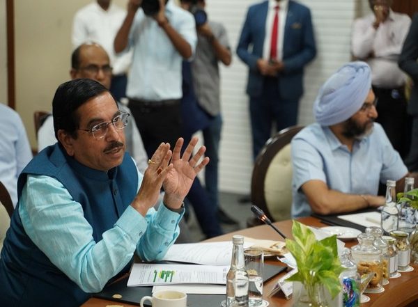 Business News | India Needs Rs 30 Lakh Cr Investment to Achieve 500 GW Renewables by 2030: Union Minister