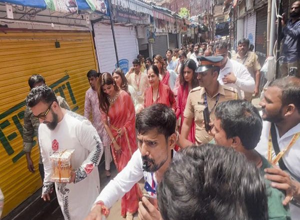 Entertainment News | Shilpa Shetty Visits Lalbaugcha Raja with Hubby Raj Kundra, Mum