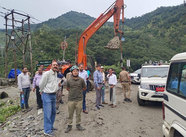 India News | Uttarakhand: Rudraprayag DM Inspects Kedarnath Yatra Route, Instructs Officials to Ensure Safety of Pilgrims