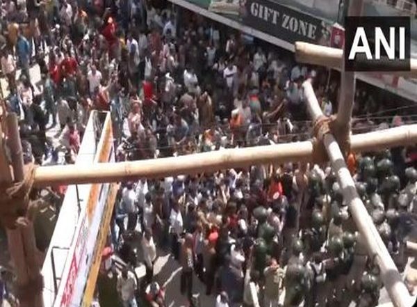 India News | Sanjauli Mosque Row: As Protests Intensify, Police Use Water Canons, Lathicharge Protestors