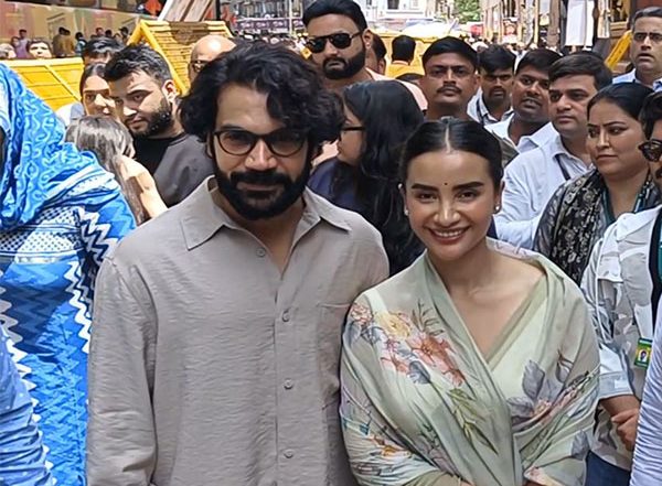 Entertainment News | RajKummar Rao, Patralekhaa Seek Blessings at Lalbaugcha Raja