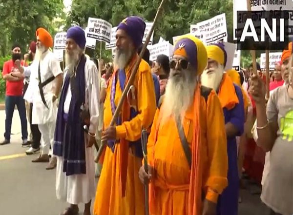 India News | Sikh Prakoshth Protests Outside Rahul Gandhi's Residence over His Remarks on Sikh Community