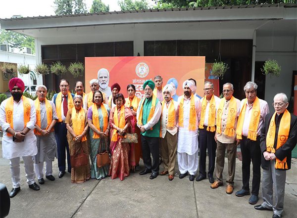 Former Bureaucrats, Eminent Ex-Servicemen Join BJP in Presence of Union Minister Hardeep Singh Puri, List of Names Here (See Pics)