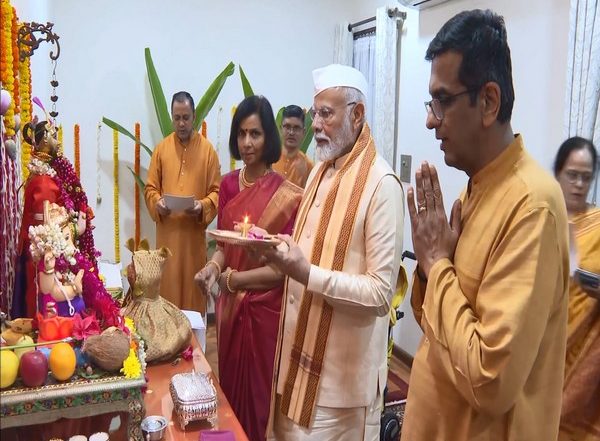 India News | PM Modi Attends Ganesh Puja at CJI Chandrachud's Residence