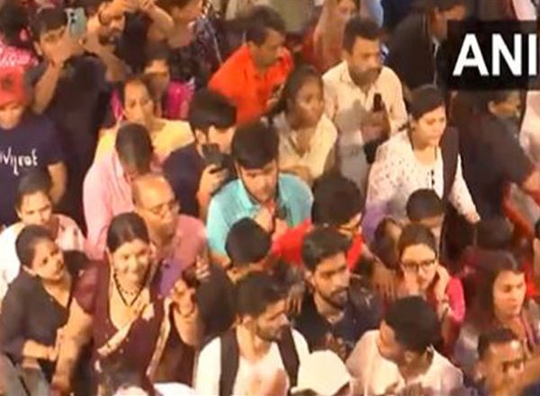 India News | Ganesh Chaturthi 2024: Devotees Queue Up in Large Numbers at Lalbaugcha Raja in Mumbai for Darshan