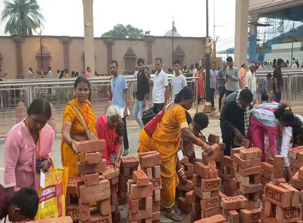 India News | Ayodhya: Devotees Build Symbolic Houses in Temple Complex, Seek Ram Lalla's Blessings for a Permanent Home
