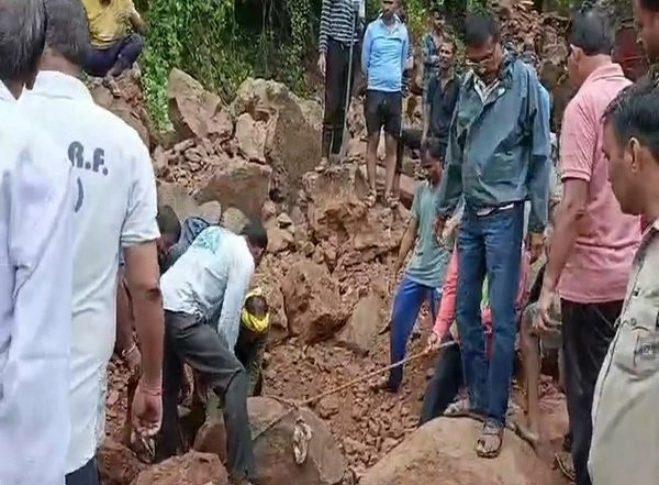 Datia Wall Collapse: 7 Dead After Wall of Kutcha House Collapses Due to Heavy Rainfall in Madhya Pradesh, 2 Rescued (Watch Video)
