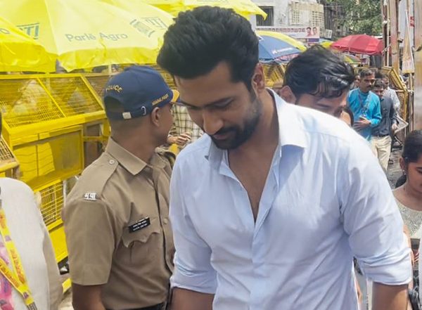 Entertainment News | Vicky Kaushal Seeks Blessings at Mumbai's Lalbaugcha Raja
