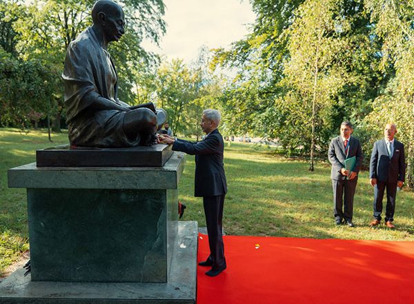 World News | EAM Jaishankar Arrives in Geneva, Pays Homage to Mahatma Gandhi