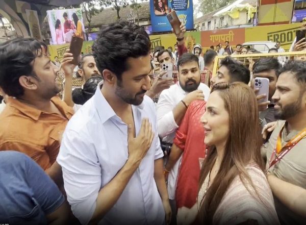 Entertainment News | Esha Deol, Vicky Kaushal Bump into Each Other at Lalbaugcha Raja, Engage in Conversation