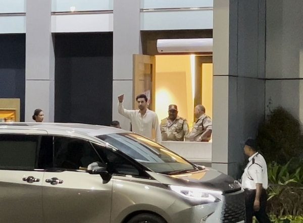 Entertainment News | Ranbir Kapoor Spotted at the Mumbai Airport