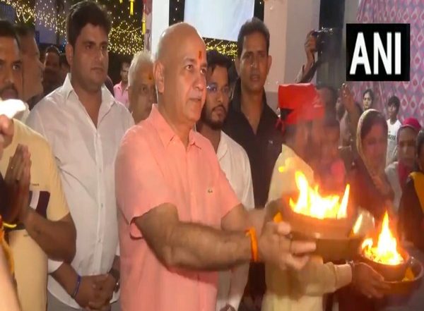India News | Delhi: AAP Leader Manish Sisodia Offers Prayer at Ganesh Puja Pandal in Patparganj Area