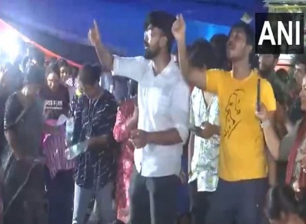 India News | Junior Doctors Continue Their Protests Against RG Kar Rape-murder Case