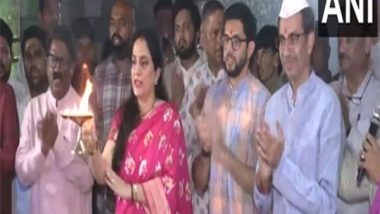 Entertainment News | Uddhav Thackeray with His Family Offer Prayers at Ganpati Pandal in Mumbai