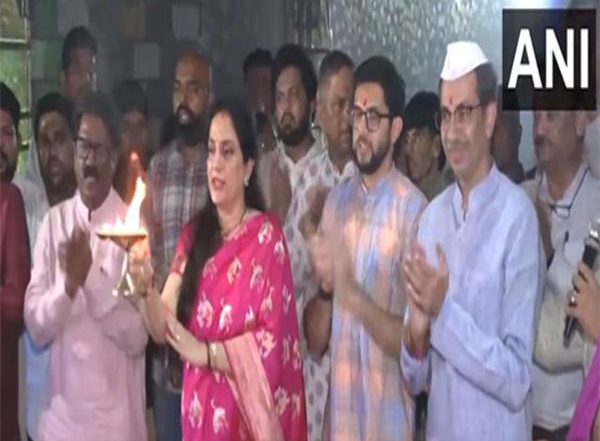 Entertainment News | Uddhav Thackeray with His Family Offer Prayers at Ganpati Pandal in Mumbai