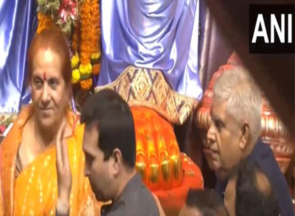 Entertainment News | Vice-President Jagdeep Dhankhar Visits Lalbaugcha Raja with His Wife Sudesh Dhankhar