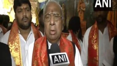 India News | Hyderabad: Senior Congress Leader V Hanumantha Rao Visits Ganesh Pandal, Offers Prayers