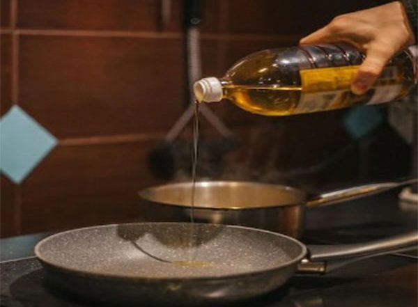 Business News | Edible Oil Makers Asked by Centre to Keep Retail Prices in Check