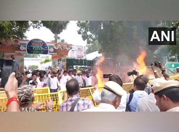 India News | Indian Youth Congress Members Stage Protest Against Ravneet Singh Bittu over His Remarks Against Rahul Gandhi