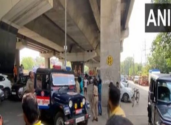 India News | Noida: Girl Gets Stuck on Pillar of Elevated Flyover After Accident