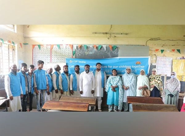 Business News | IYDF and Suraj Kids Mall Deliver Support and Care to Students at Solapur Social Association Urdu Primary and High School
