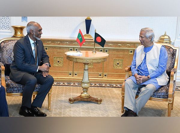 World News | Bangladesh Chief Adviser Yunus Holds Bilateral Talks with Maldives President Muizzu