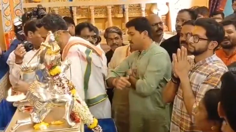 Ganesh Chaturthi 2024: Aaditya Thackeray Performs Aarti, Offers Prayers to Lord Ganesha at Shreemant Bhausaheb Rangari Ganpati Mandal in Pune (Watch Video)