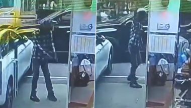 Delhi: Man Wearing Helmet Brandishes Pistol, Fires Shots in Air Outside Jewellery Store in Mukherjee Nagar Area; Viral Video Surfaces