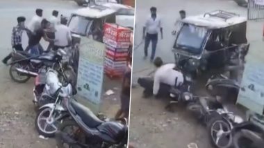 Jabalpur Road Accident Video: 2 Injured After E-Rickshaw Rams Into Group of People Standing on Roadside in Madhya Pradesh, Terrifying Clip Goes Viral