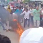 Hardoi: BJP Workers Allegedly Sustain Burn Injuries While Trying To Set Akhilesh Yadav’s Effigy on Fire in Uttar Pradesh, Terrifying Clip Surfaces