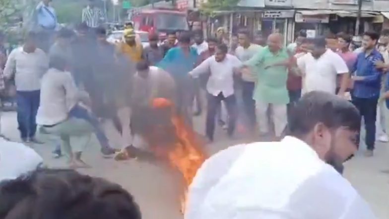 Hardoi: BJP Workers Allegedly Sustain Burn Injuries While Trying To Set Akhilesh Yadav’s Effigy on Fire in Uttar Pradesh, Terrifying Clip Surfaces