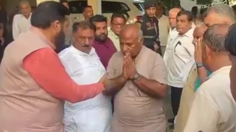 Karan Dev Kamboj Refuses to Shake Hand With Nayab Singh Saini? Viral Video Shows BJP Leader ‘Snubbing’ Haryana CM After Ticket Denied