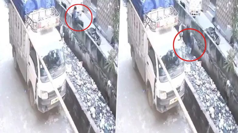 Delhi Shocker: 32-Year-Old Man Leans Back for Support, Falls to Death Into Open Drain in Bhajanpura; Video Surfaces