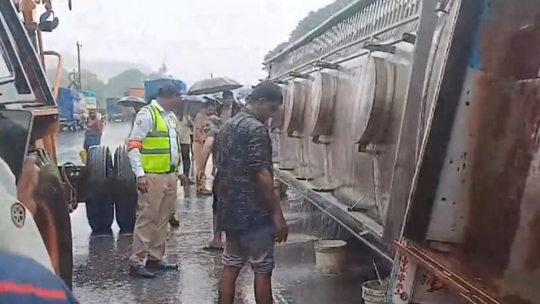 Palghar: Tanker Overturns on Mumbai-Ahmedabad Highway, Causes Major Oil Spill (Watch Video)