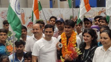 Paris Paralympics 2024 Silver Medallist Suhas Yathiraj Receives Grand Welcome At Lucknow For His Performance in Para-Badminton (See Pic)